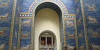Pergamonské muzeum - Ištarská brána z Babylonu.JPG