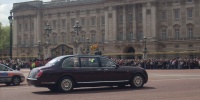 Královna před Buckinghamským palácem.jpg